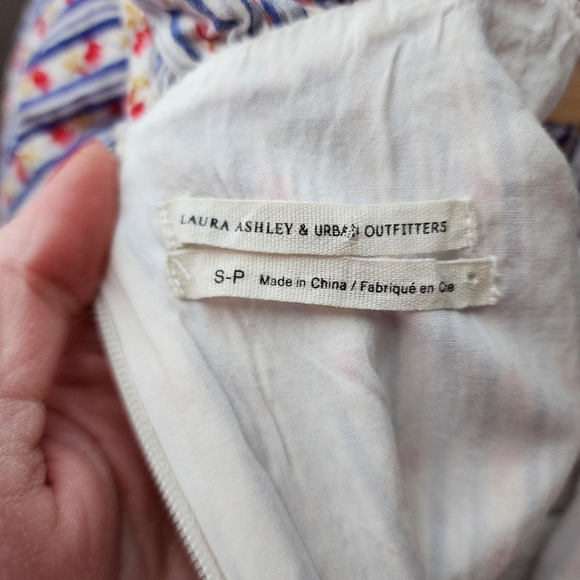 LAURA ASHLEY x‎ URBAN OUTFITTERS Maisy Mini Dress Smocked sleeve micro floral S - Picture 3 of 9
